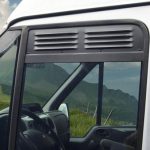 Grilla de ventilación de Kleilhaus: ventilación para la ventana de la puerta del conductor: rejilla de vertila Ford A2000 2